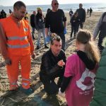 Piero Pelù pulisce la spiaggia della Feniglia ad Orbetello (Ansa/Sei Toscana)